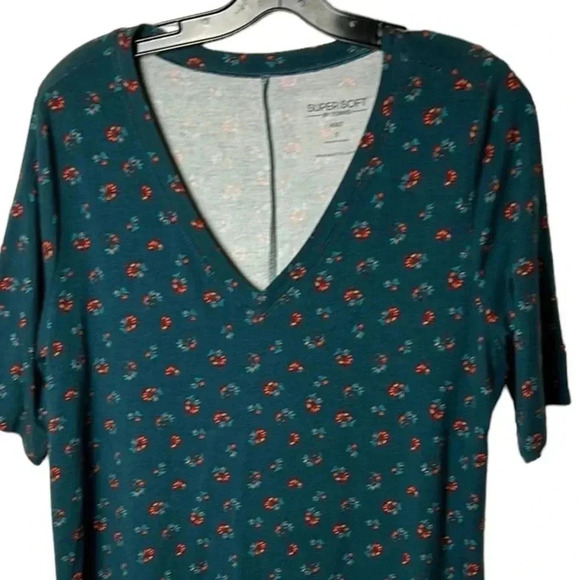 Super Soft by Torrid, jersey knit V- Neck,tunic. Short sleeves, floral,comfy NWT - Picture 2 of 9